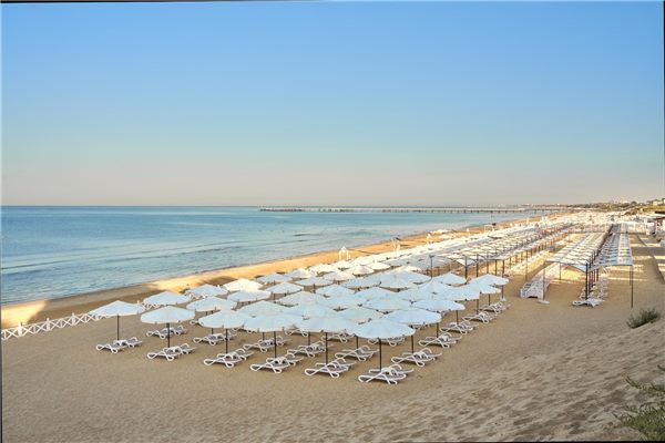 Собственный песчаный пляж отеля Alean Family Riviera — фото 1